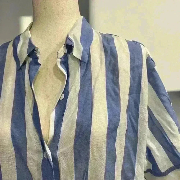 Vince Camuto High- Low button up top - Picture 2 of 7